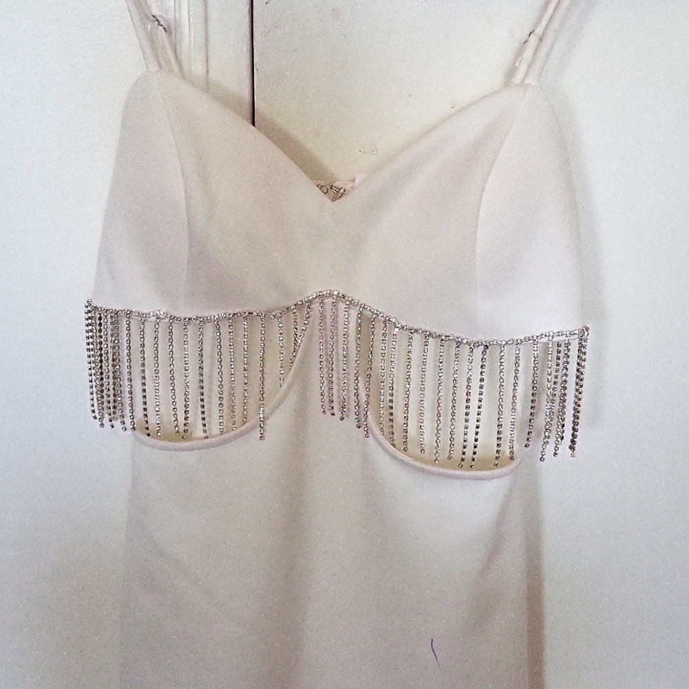 White and elegant dress perfect for a date night or fancy dinner!